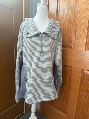 Avalanche Hooded Quater Zip Gray and White Size XL